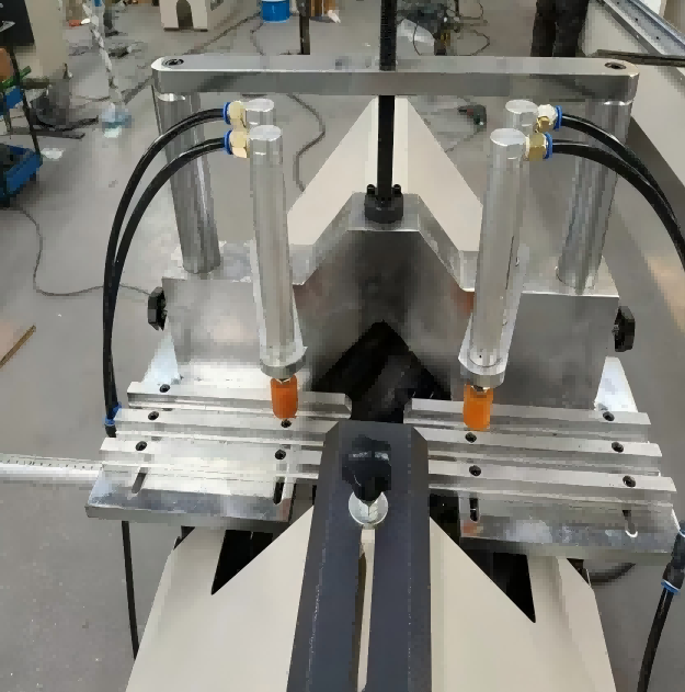 Gravis Officium High-Precision Duplex Caput UPVC Fenestra Glazing Bead Miter Secans vidit Machina pro PVC Door & Fenestra Faciens