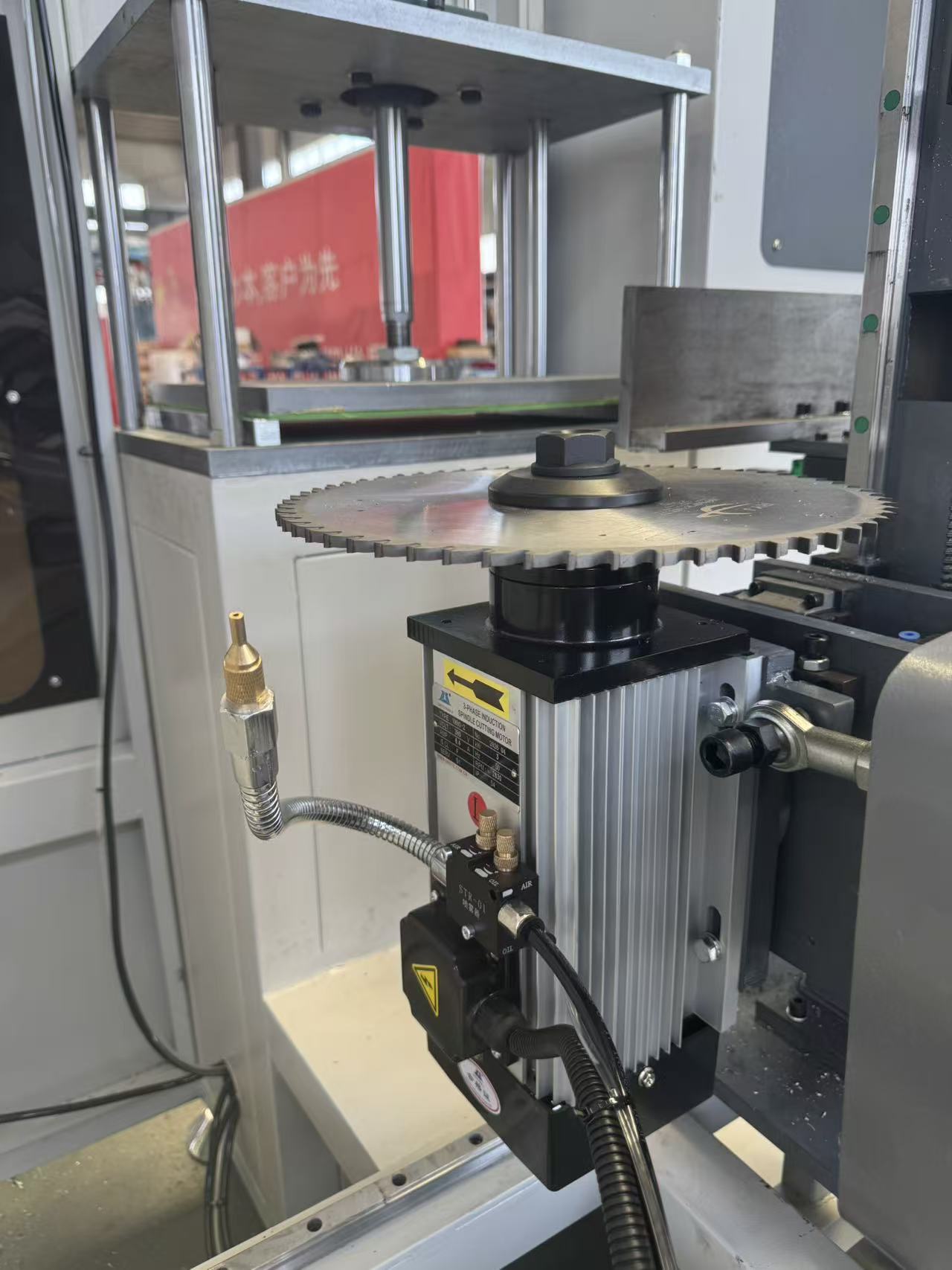 Multi-angulus 3+2 Axis CNC End Miller pro Irregularibus Aluminium Mullion profiles